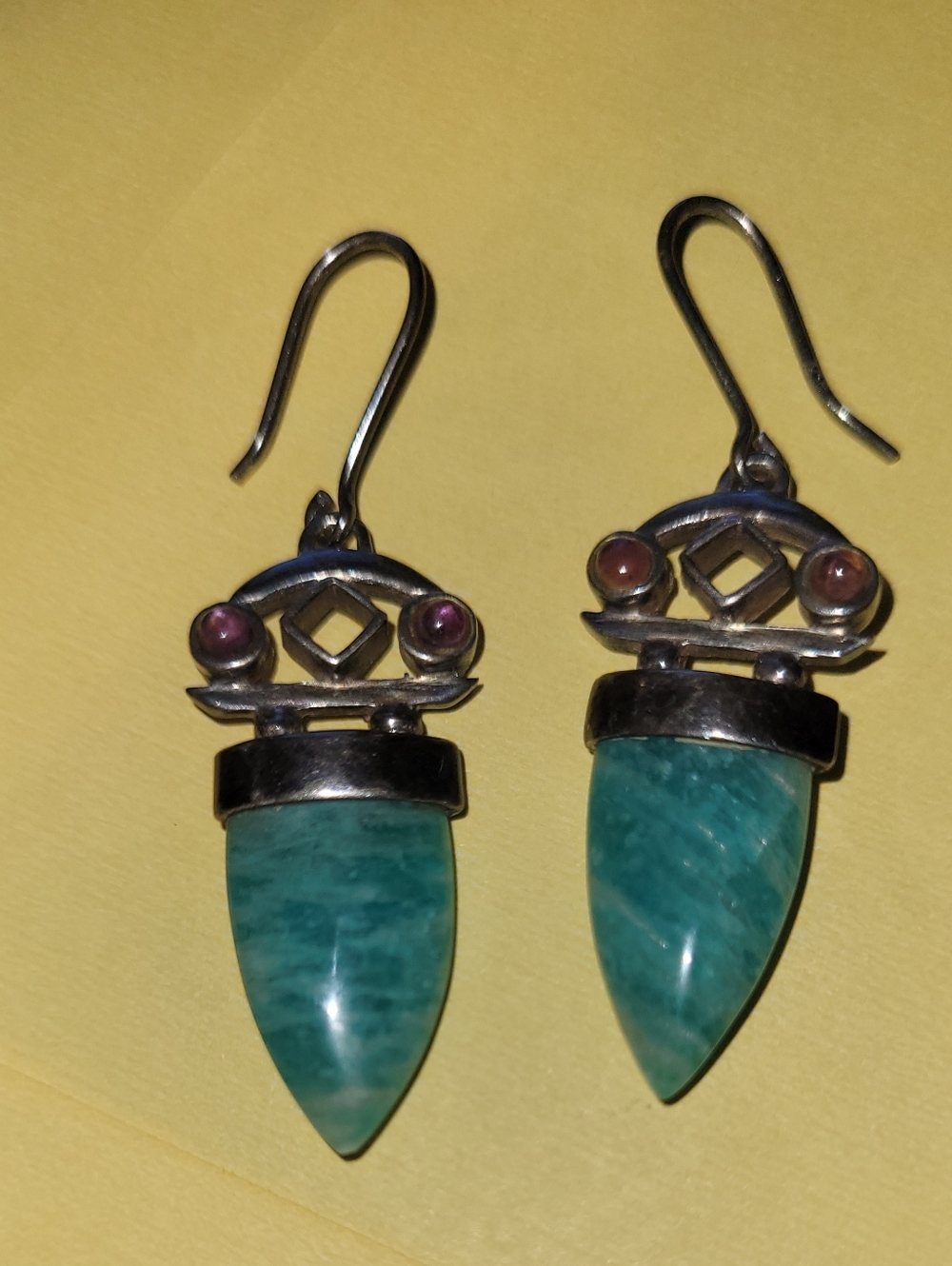 BEAUTIFUL VINTAGE ARTISAN AMAZONITE AND AMETHYST TEAR-DROP STYLE EARRINGS..